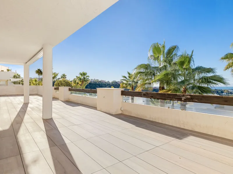 **Spectacular and exceptionally spacious 3-bedroom apartment in one of the most sought-after developments in the Benahavis area.**