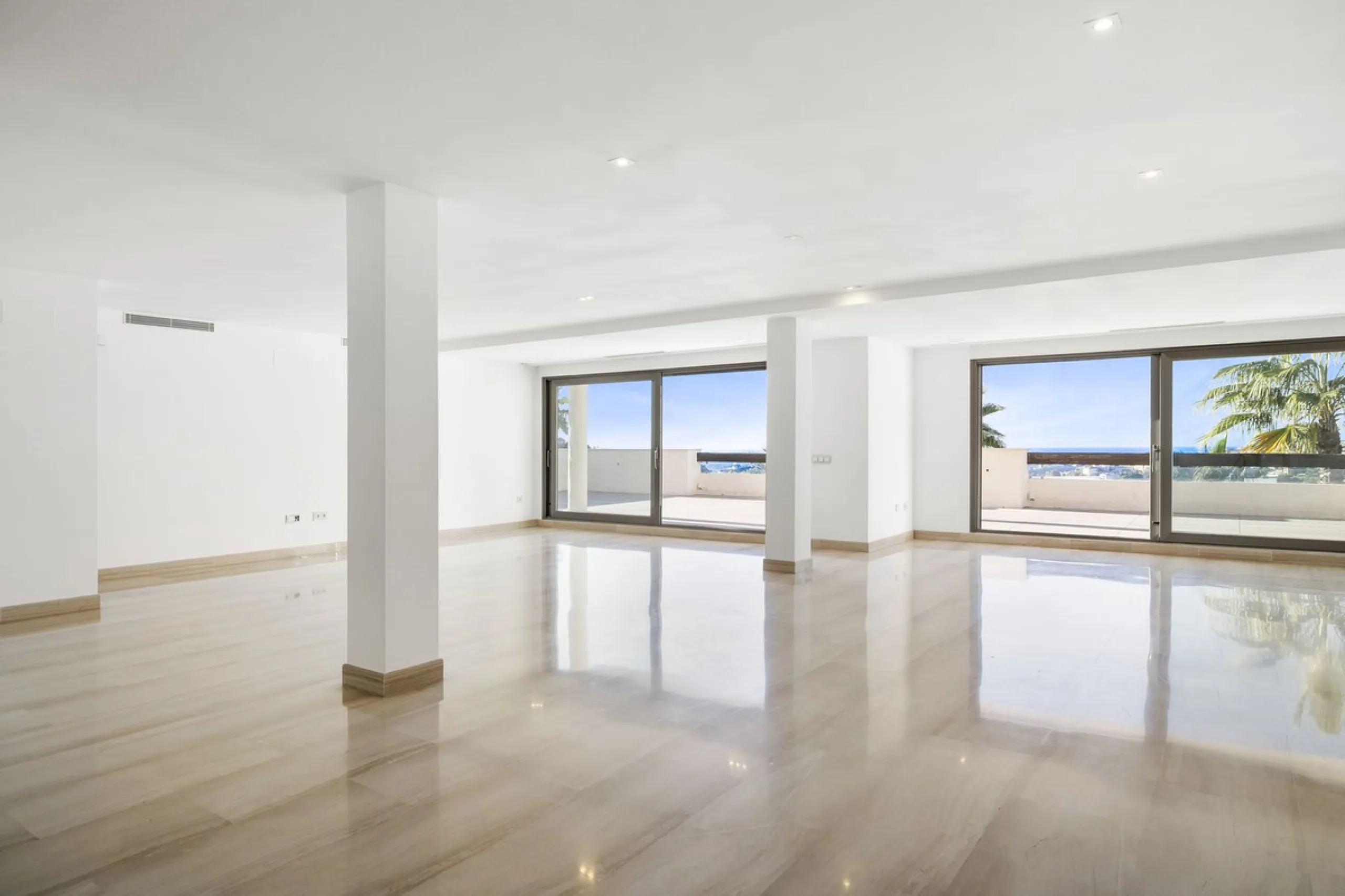**Spectacular and exceptionally spacious 3-bedroom apartment in one of the most sought-after developments in the Benahavis area.**