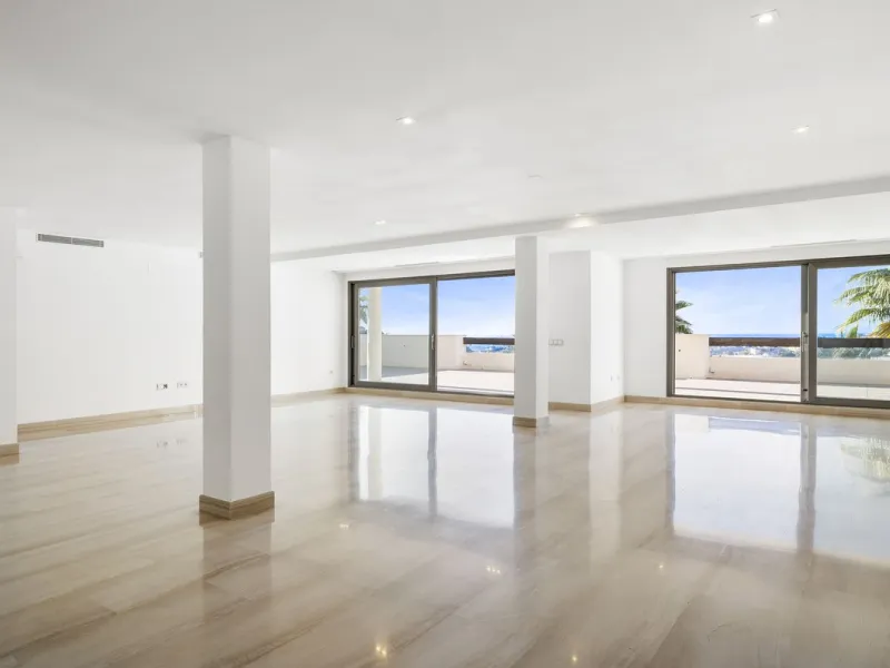 **Spectacular and exceptionally spacious 3-bedroom apartment in one of the most sought-after developments in the Benahavis area.**