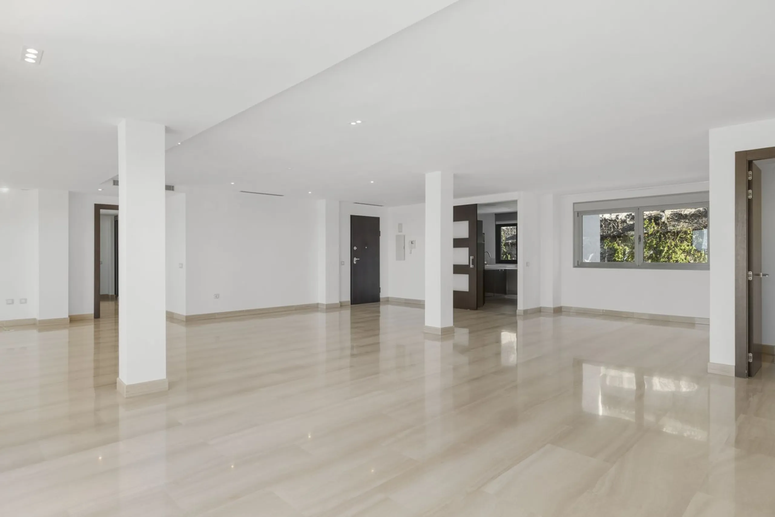 **Spectacular and exceptionally spacious 3-bedroom apartment in one of the most sought-after developments in the Benahavis area.**
