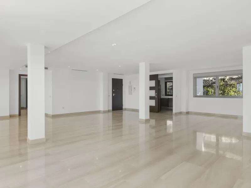 **Spectacular and exceptionally spacious 3-bedroom apartment in one of the most sought-after developments in the Benahavis area.**