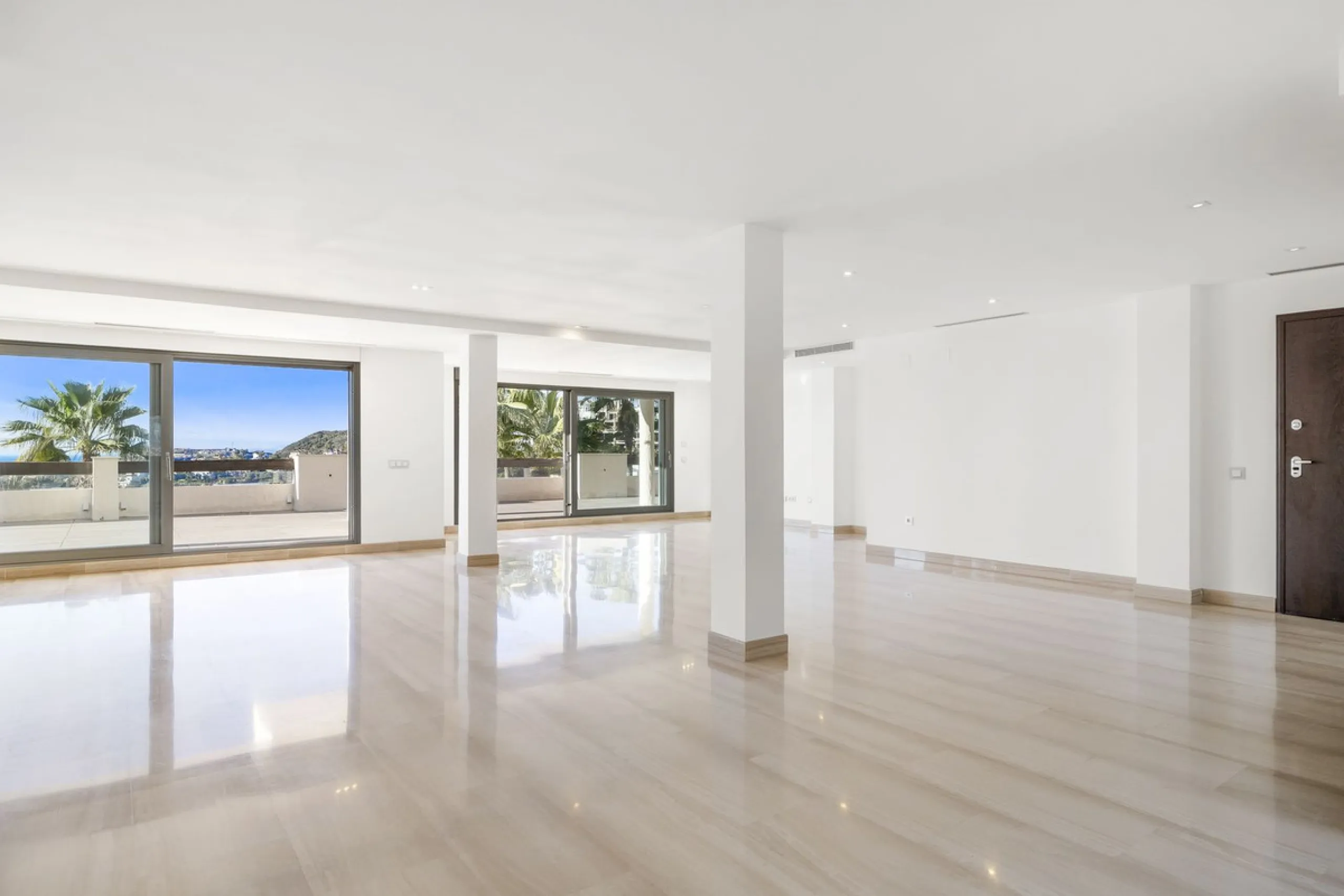 **Spectacular and exceptionally spacious 3-bedroom apartment in one of the most sought-after developments in the Benahavis area.**