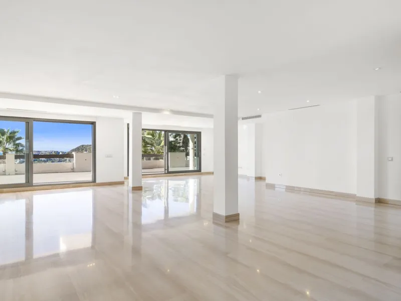 **Spectacular and exceptionally spacious 3-bedroom apartment in one of the most sought-after developments in the Benahavis area.**