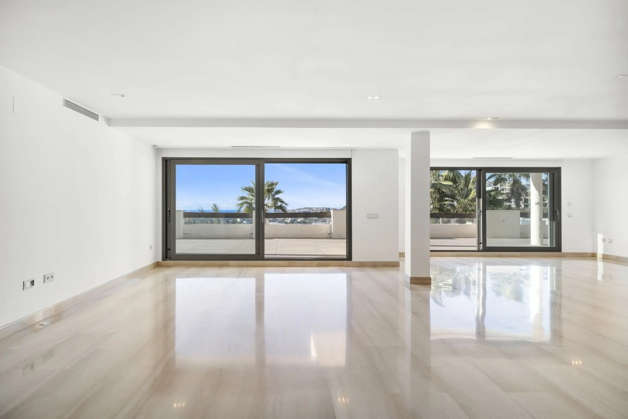 **Spectacular and exceptionally spacious 3-bedroom apartment in one of the most sought-after developments in the Benahavis area.**