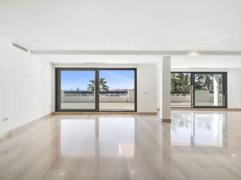 **Spectacular and exceptionally spacious 3-bedroom apartment in one of the most sought-after developments in the Benahavis area.**