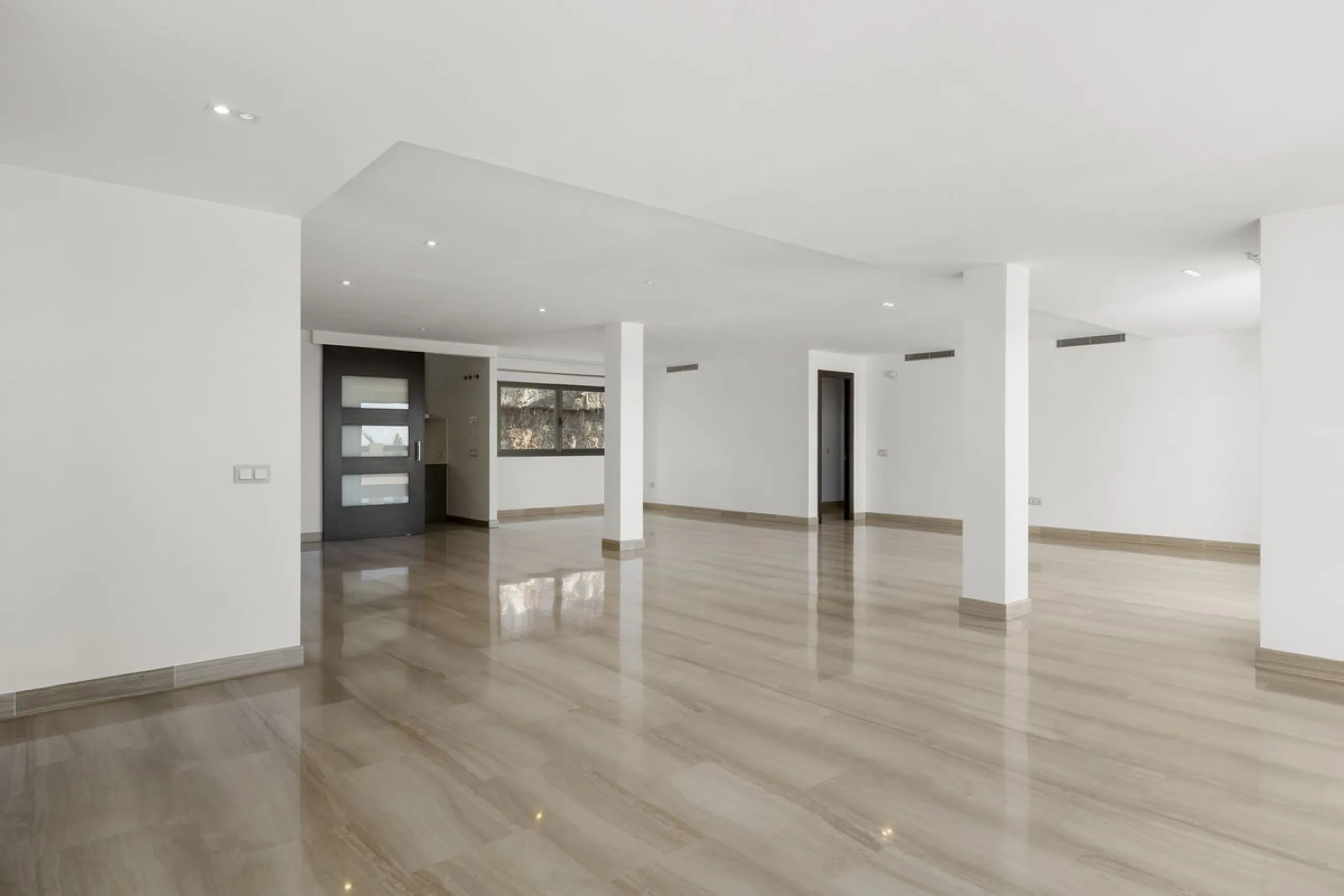 **Spectacular and exceptionally spacious 3-bedroom apartment in one of the most sought-after developments in the Benahavis area.**