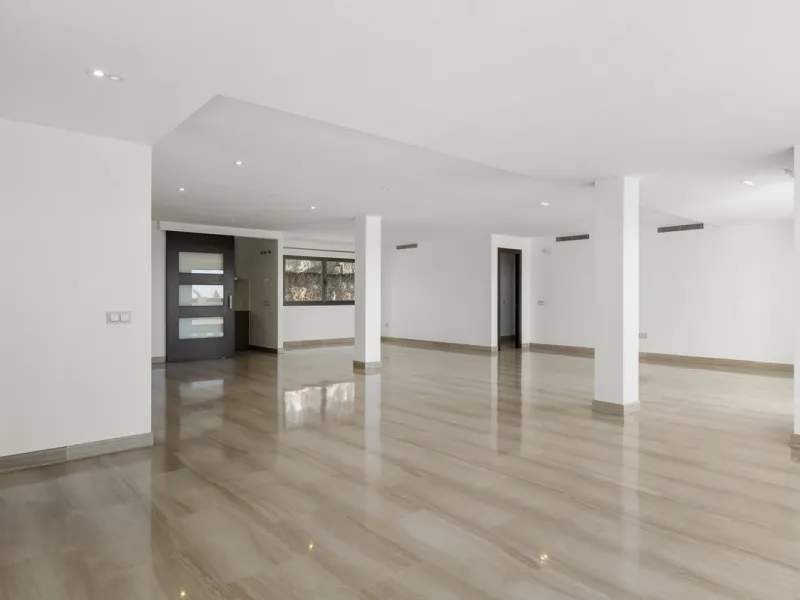**Spectacular and exceptionally spacious 3-bedroom apartment in one of the most sought-after developments in the Benahavis area.**
