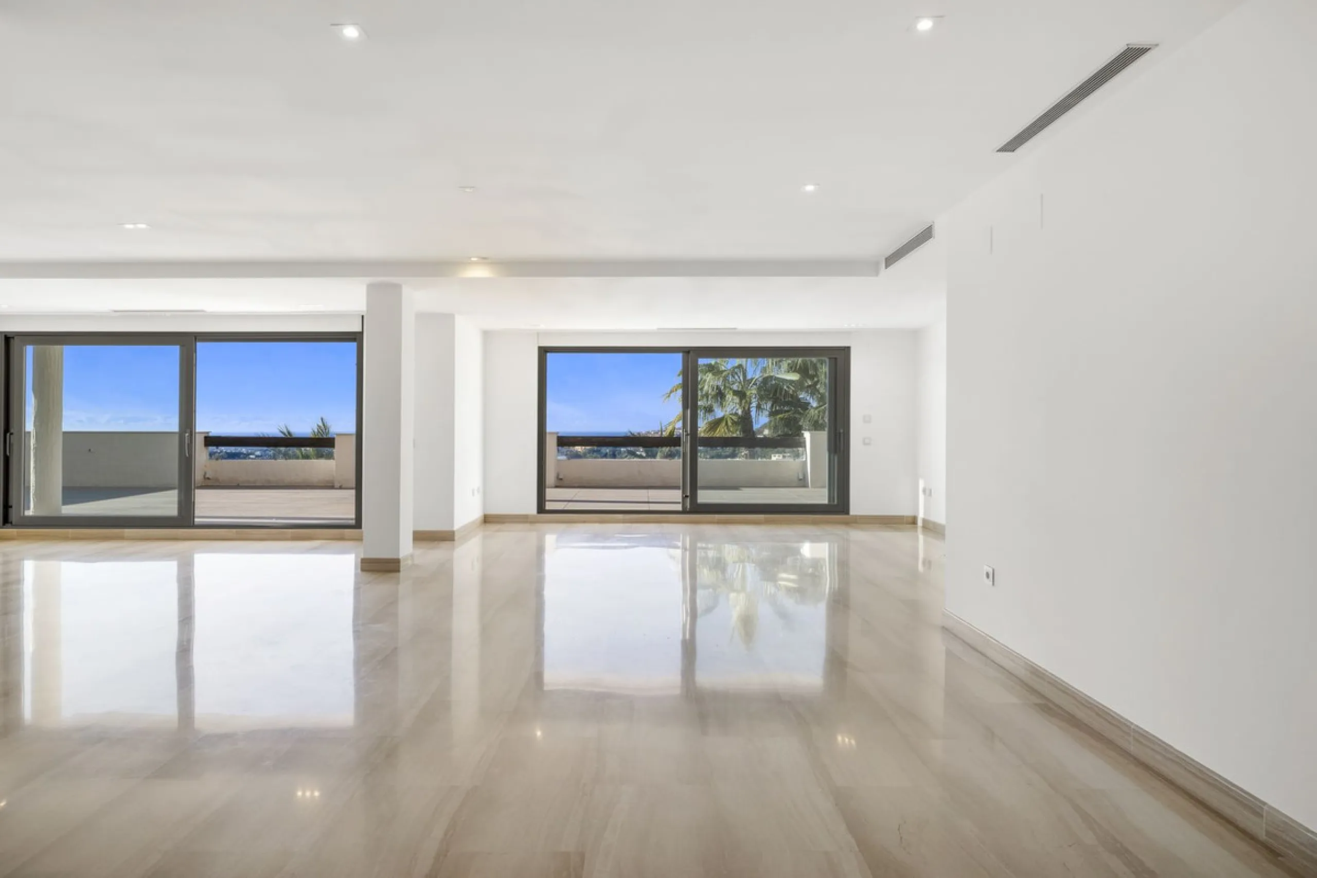 **Spectacular and exceptionally spacious 3-bedroom apartment in one of the most sought-after developments in the Benahavis area.**