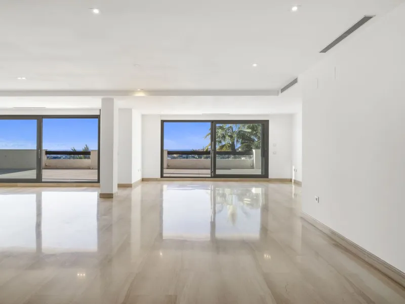 **Spectacular and exceptionally spacious 3-bedroom apartment in one of the most sought-after developments in the Benahavis area.**
