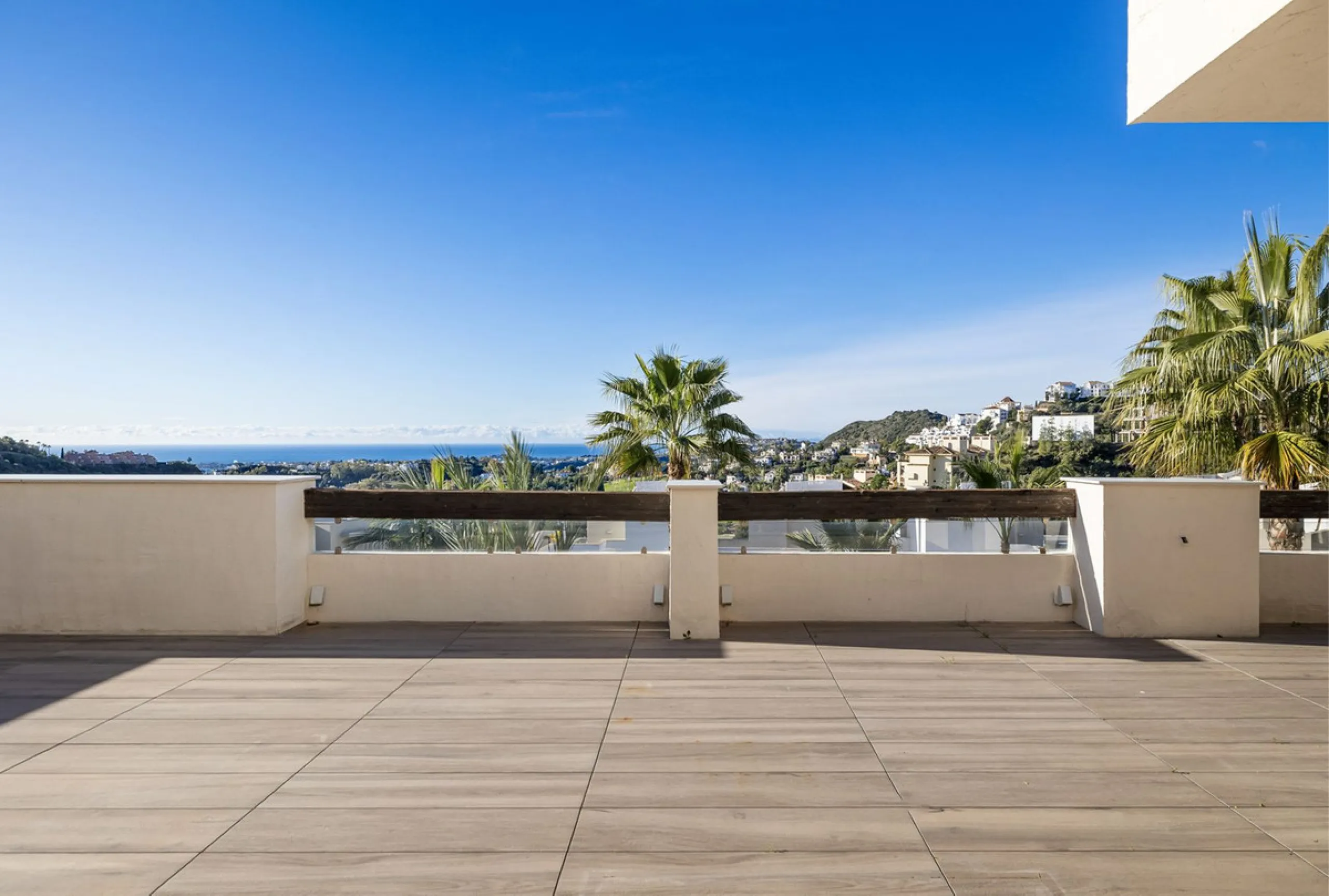 **Spectacular and exceptionally spacious 3-bedroom apartment in one of the most sought-after developments in the Benahavis area.**