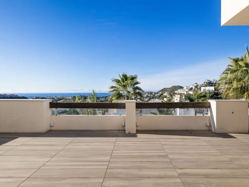 **Spectacular and exceptionally spacious 3-bedroom apartment in one of the most sought-after developments in the Benahavis area.**