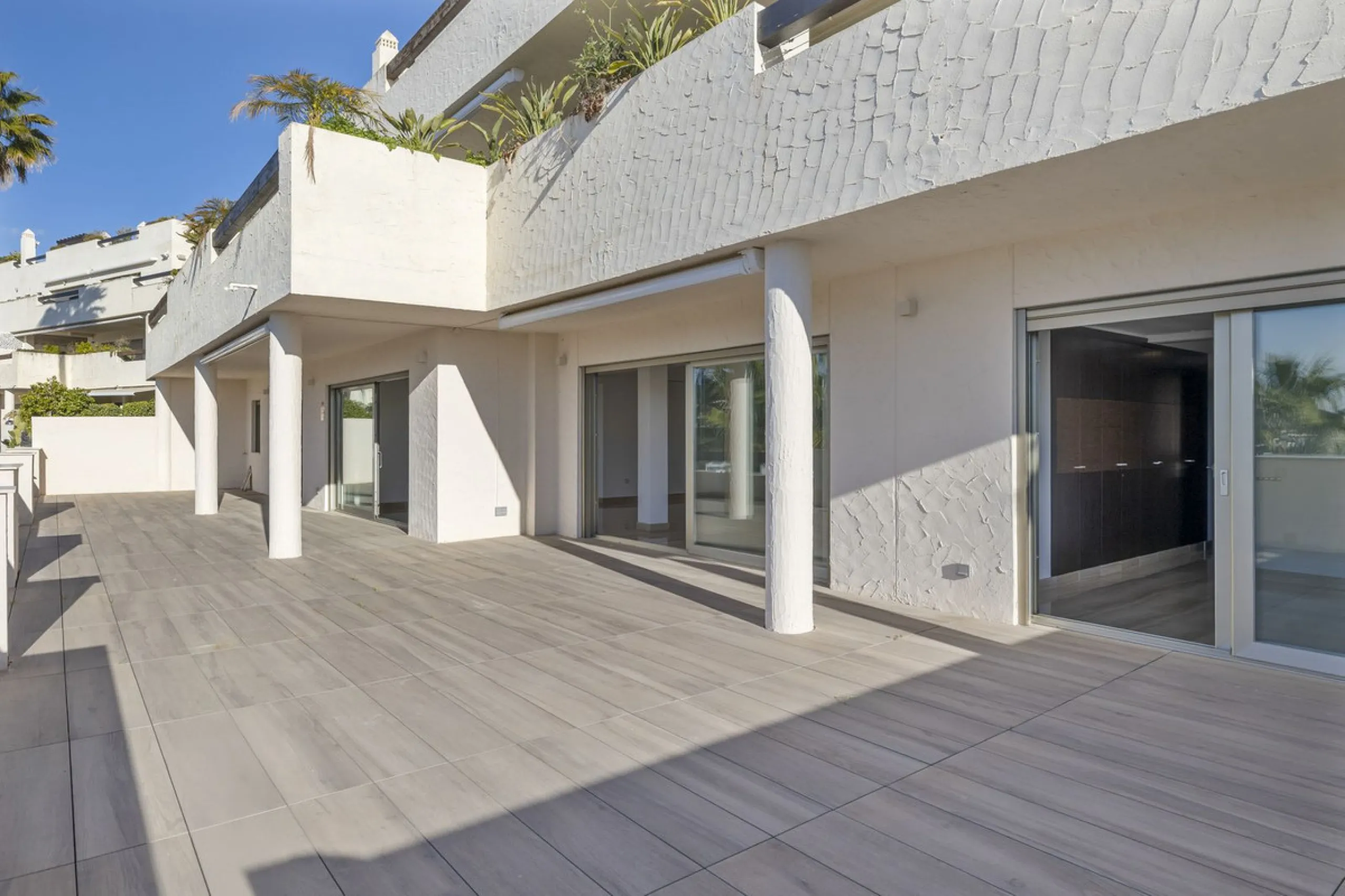 **Spectacular and exceptionally spacious 3-bedroom apartment in one of the most sought-after developments in the Benahavis area.**