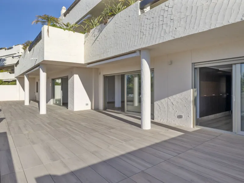 **Spectacular and exceptionally spacious 3-bedroom apartment in one of the most sought-after developments in the Benahavis area.**
