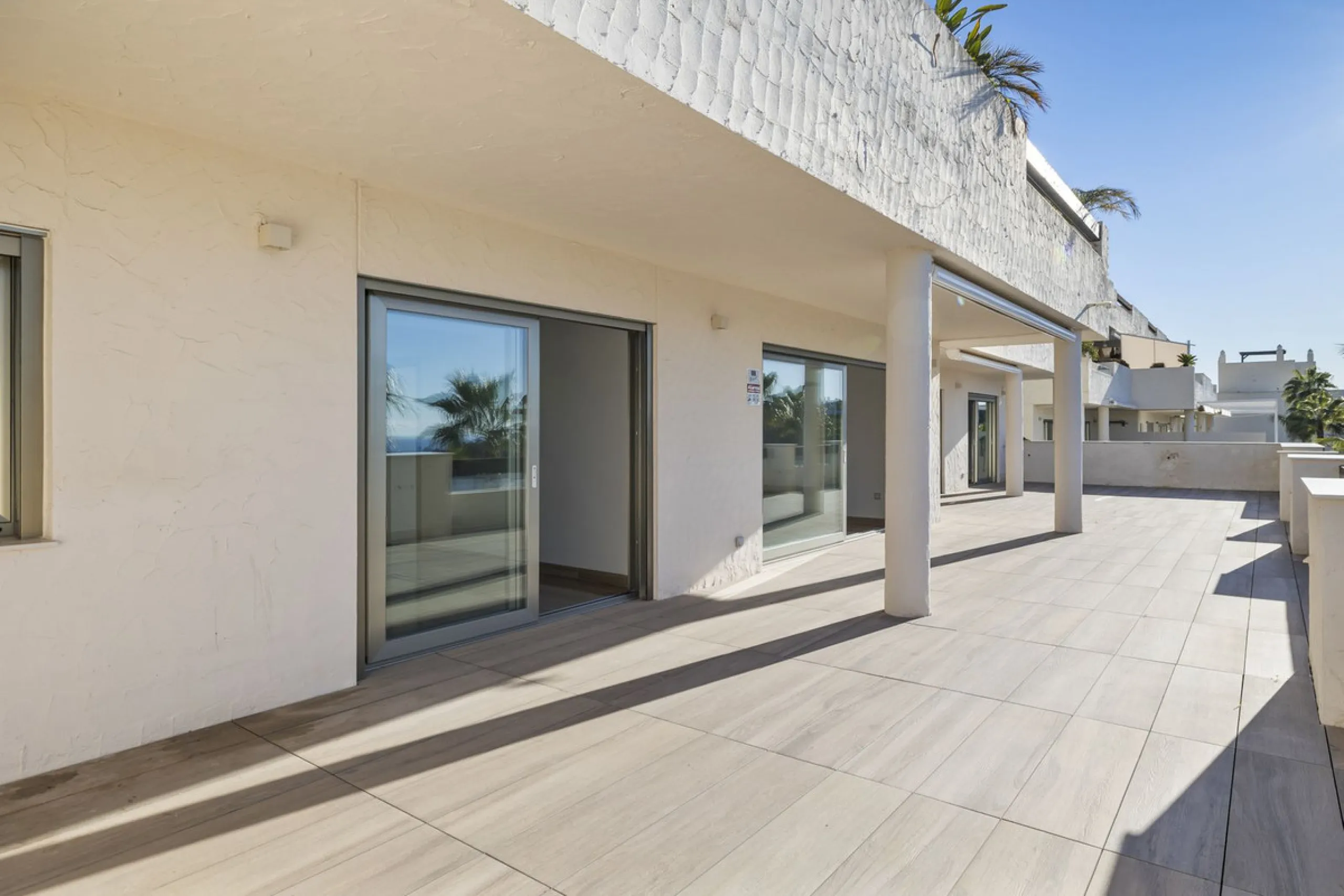**Spectacular and exceptionally spacious 3-bedroom apartment in one of the most sought-after developments in the Benahavis area.**