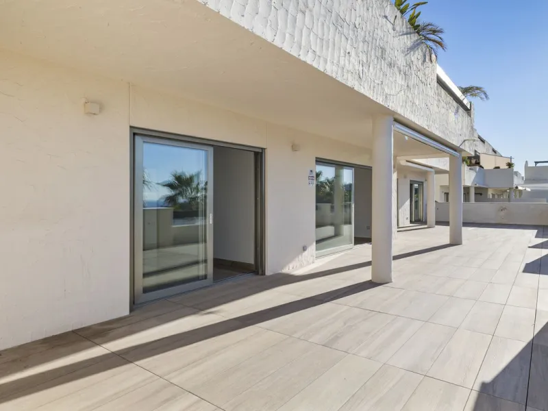 **Spectacular and exceptionally spacious 3-bedroom apartment in one of the most sought-after developments in the Benahavis area.**