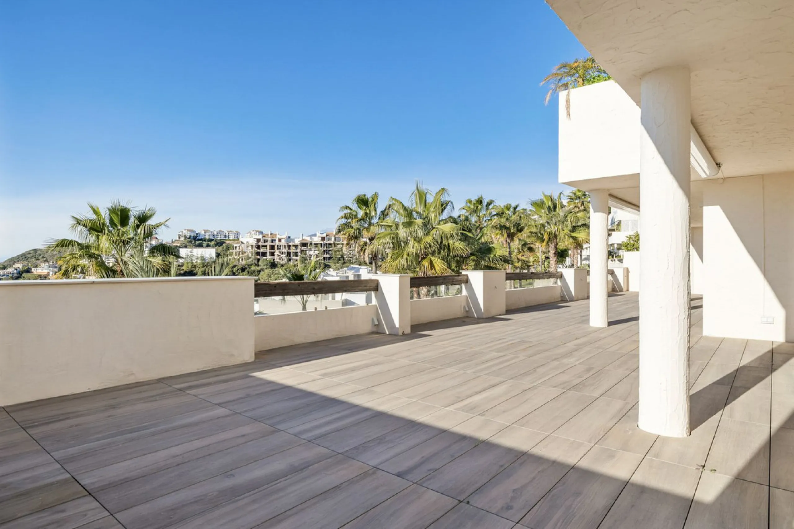 **Spectacular and exceptionally spacious 3-bedroom apartment in one of the most sought-after developments in the Benahavis area.**
