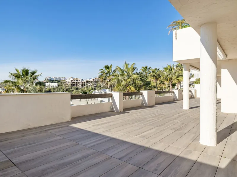 **Spectacular and exceptionally spacious 3-bedroom apartment in one of the most sought-after developments in the Benahavis area.**