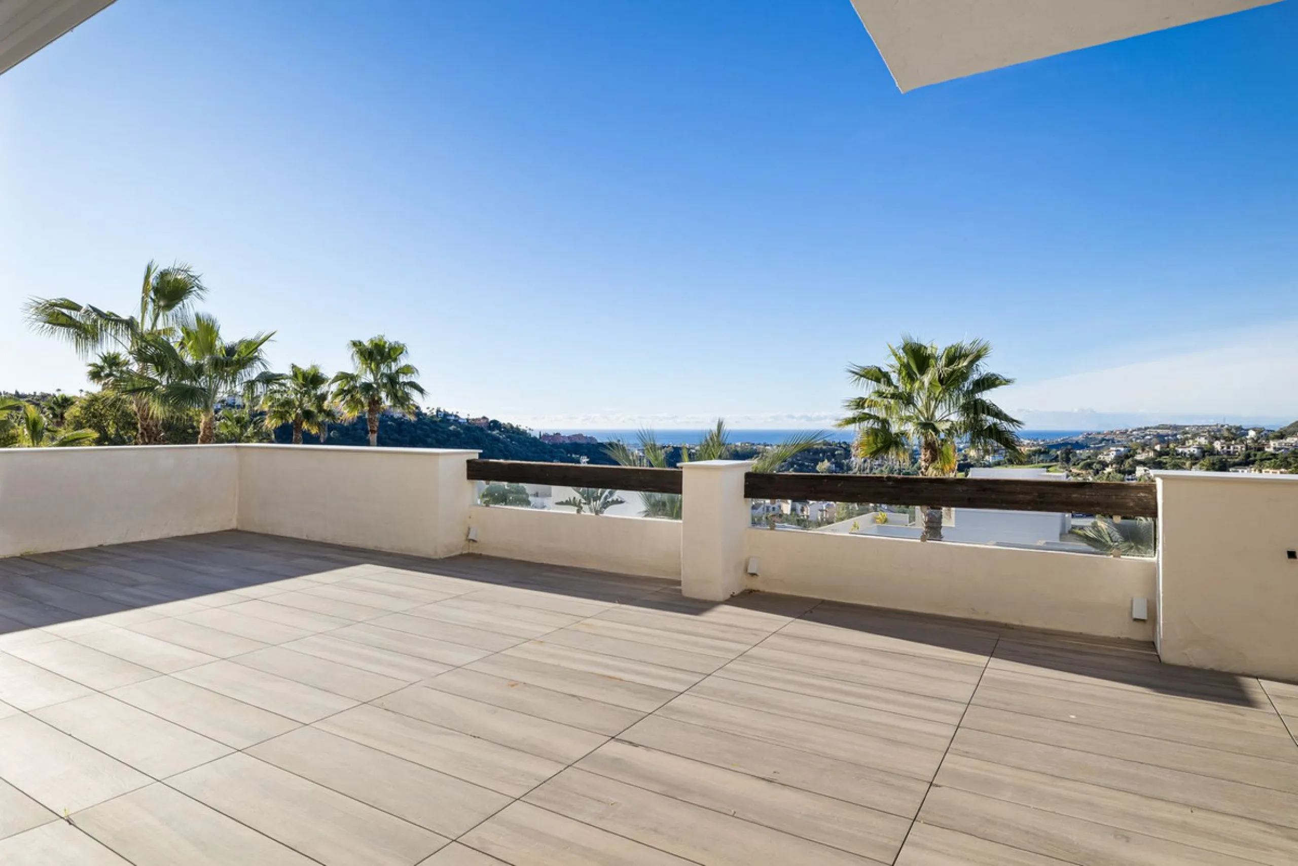**Spectacular and exceptionally spacious 3-bedroom apartment in one of the most sought-after developments in the Benahavis area.**