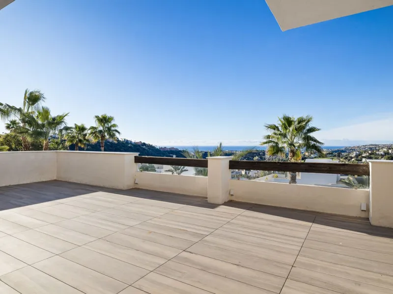 **Spectacular and exceptionally spacious 3-bedroom apartment in one of the most sought-after developments in the Benahavis area.**