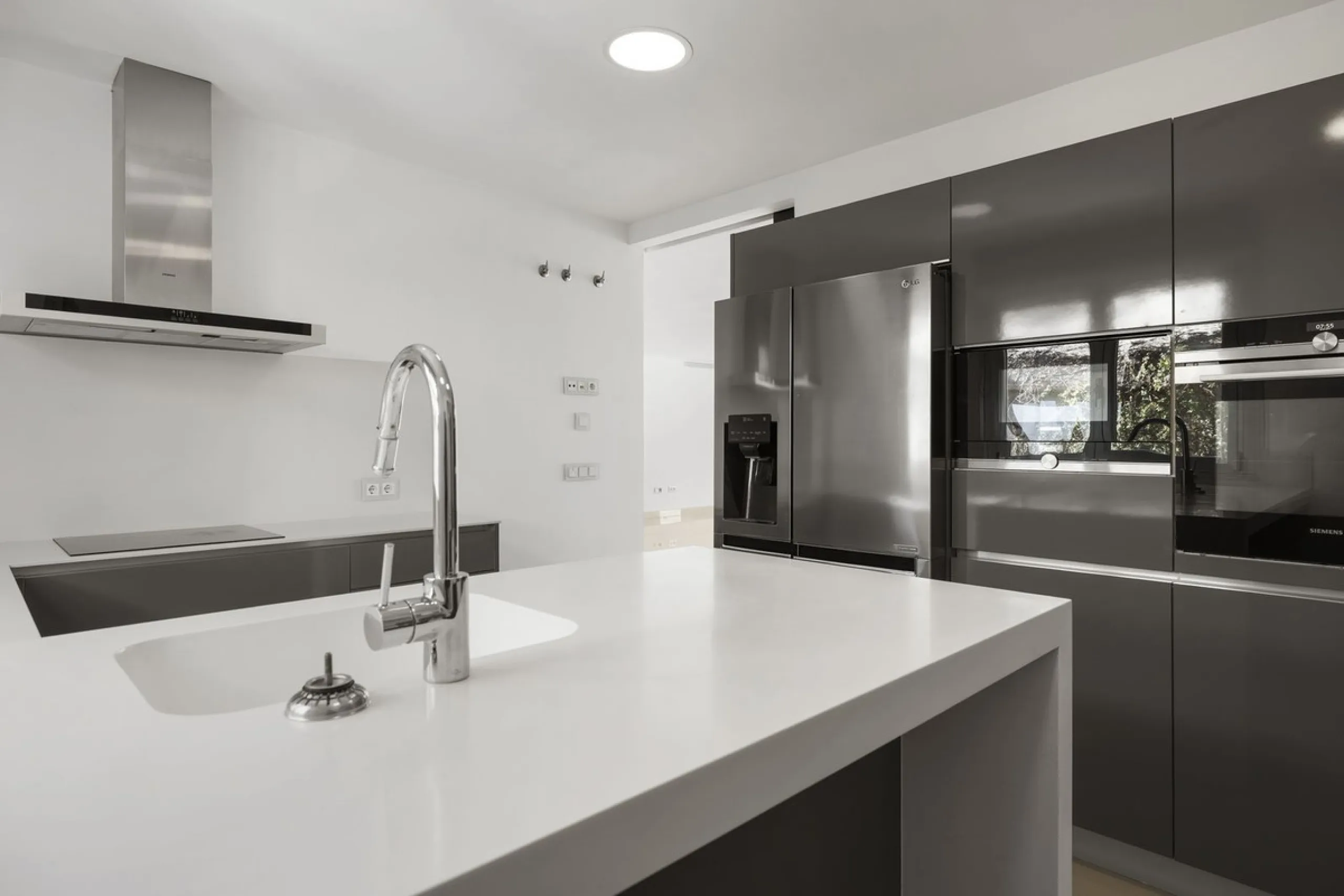 **Spectacular and exceptionally spacious 3-bedroom apartment in one of the most sought-after developments in the Benahavis area.**