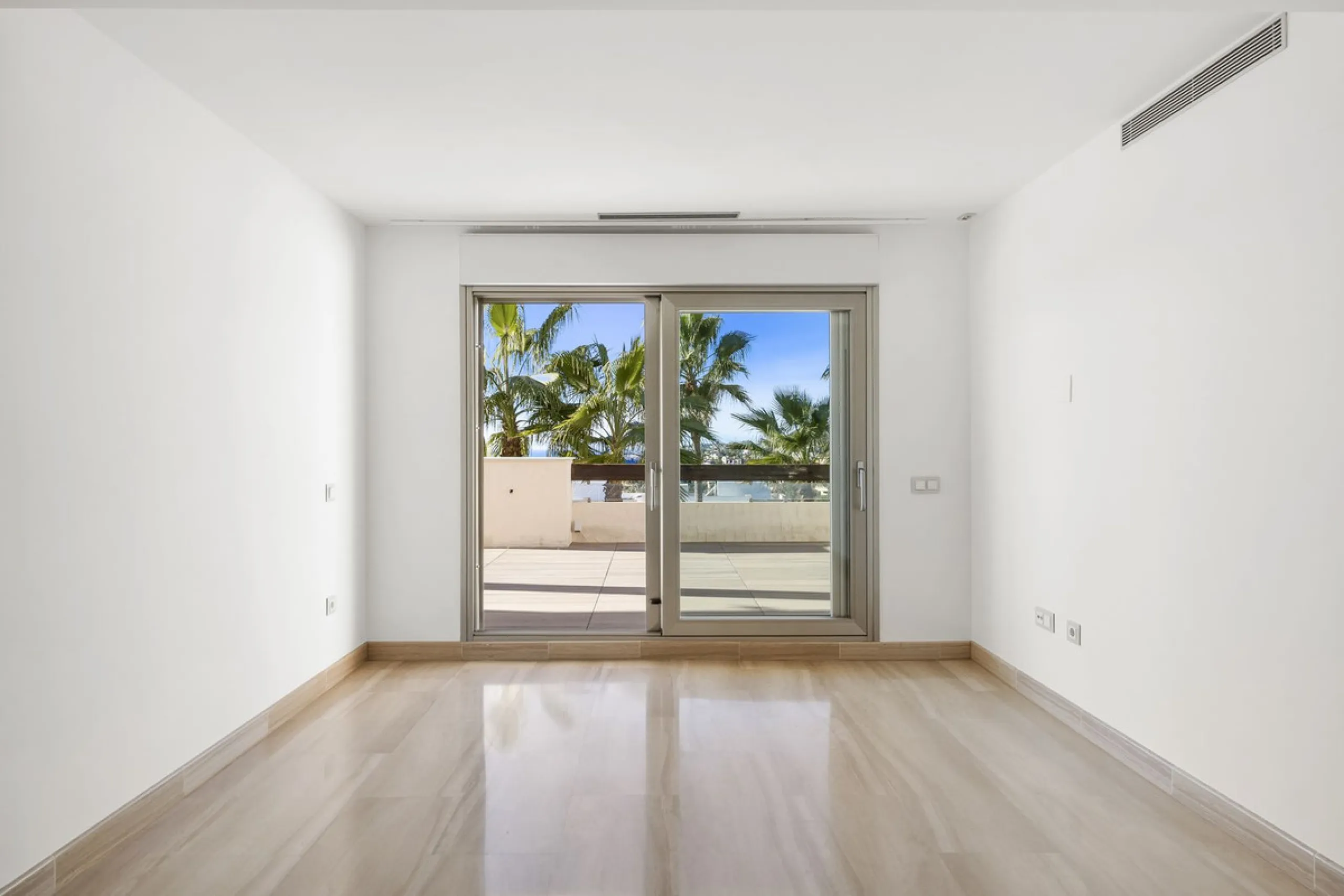 **Spectacular and exceptionally spacious 3-bedroom apartment in one of the most sought-after developments in the Benahavis area.**