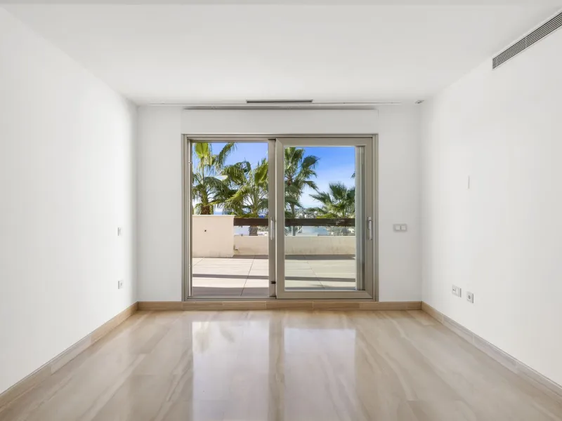 **Spectacular and exceptionally spacious 3-bedroom apartment in one of the most sought-after developments in the Benahavis area.**
