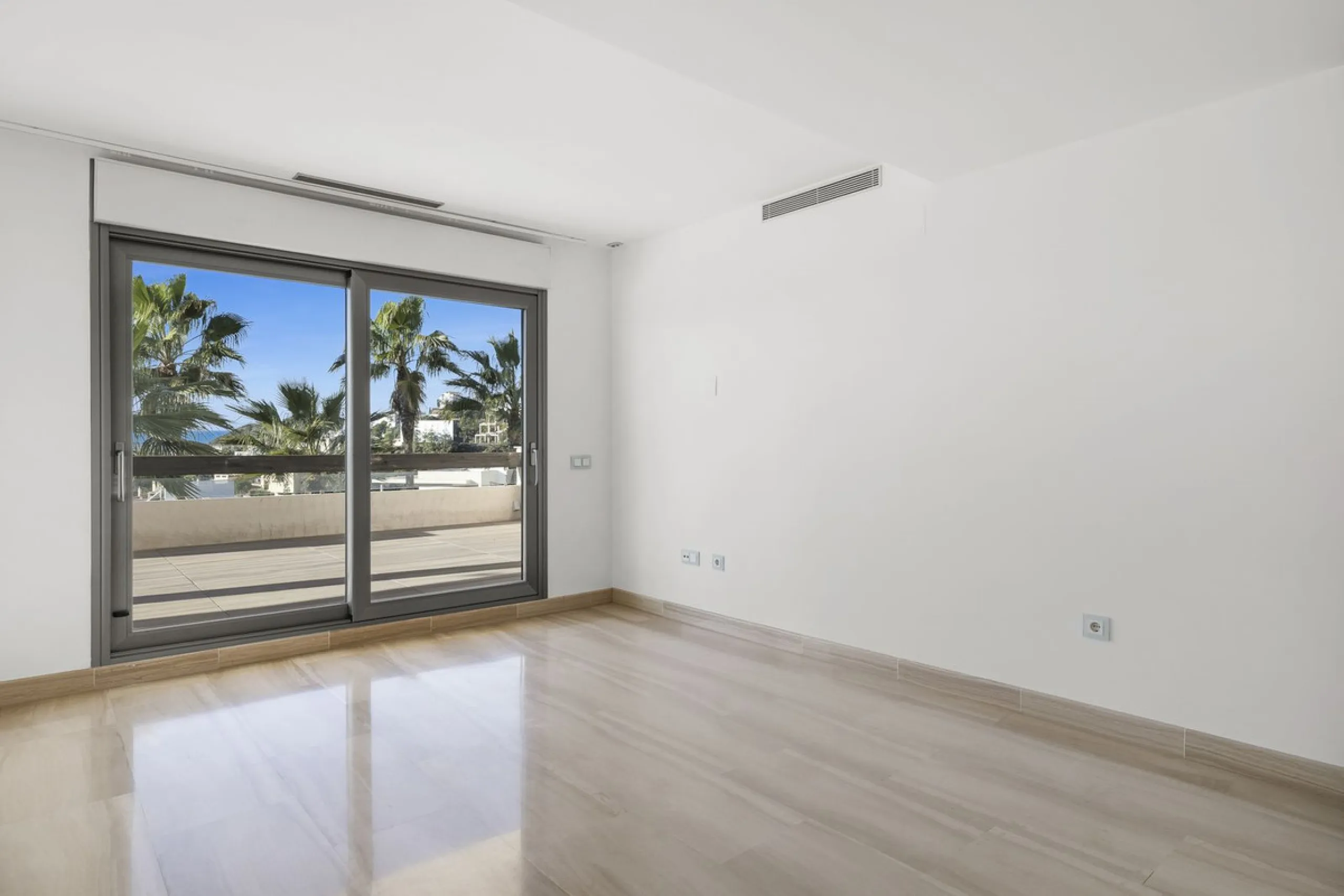 **Spectacular and exceptionally spacious 3-bedroom apartment in one of the most sought-after developments in the Benahavis area.**