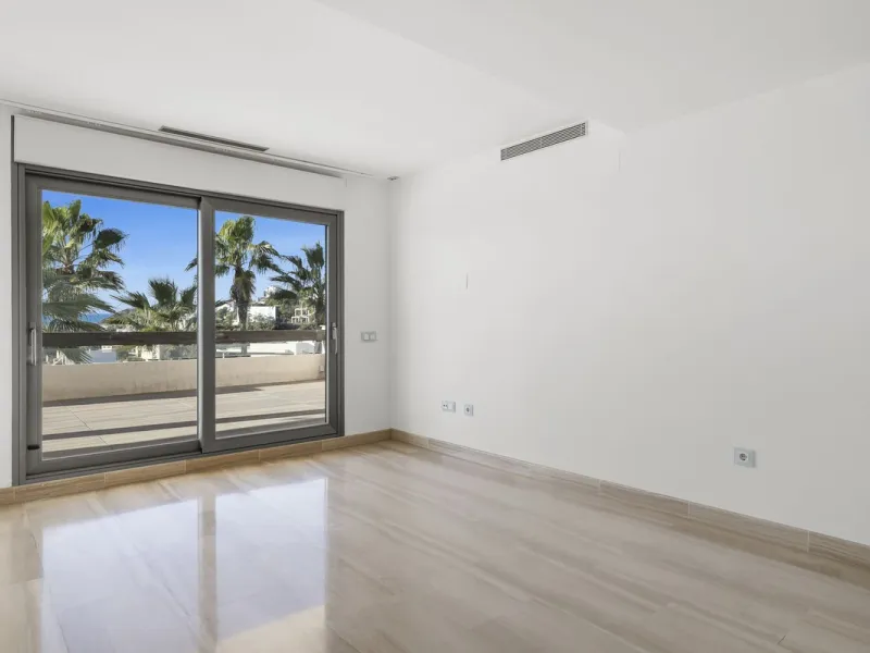 **Spectacular and exceptionally spacious 3-bedroom apartment in one of the most sought-after developments in the Benahavis area.**