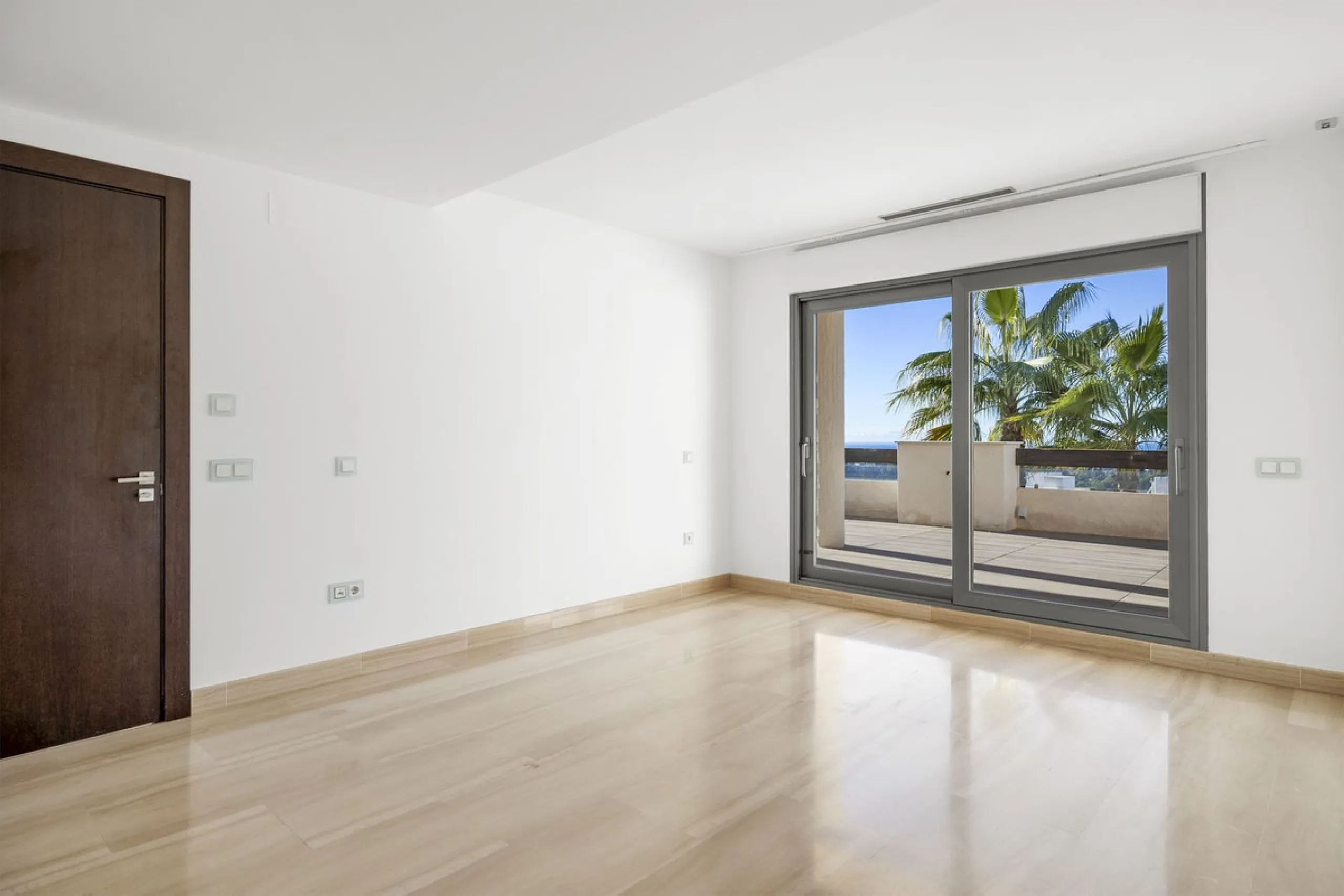 **Spectacular and exceptionally spacious 3-bedroom apartment in one of the most sought-after developments in the Benahavis area.**