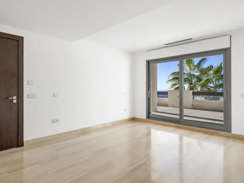 **Spectacular and exceptionally spacious 3-bedroom apartment in one of the most sought-after developments in the Benahavis area.**