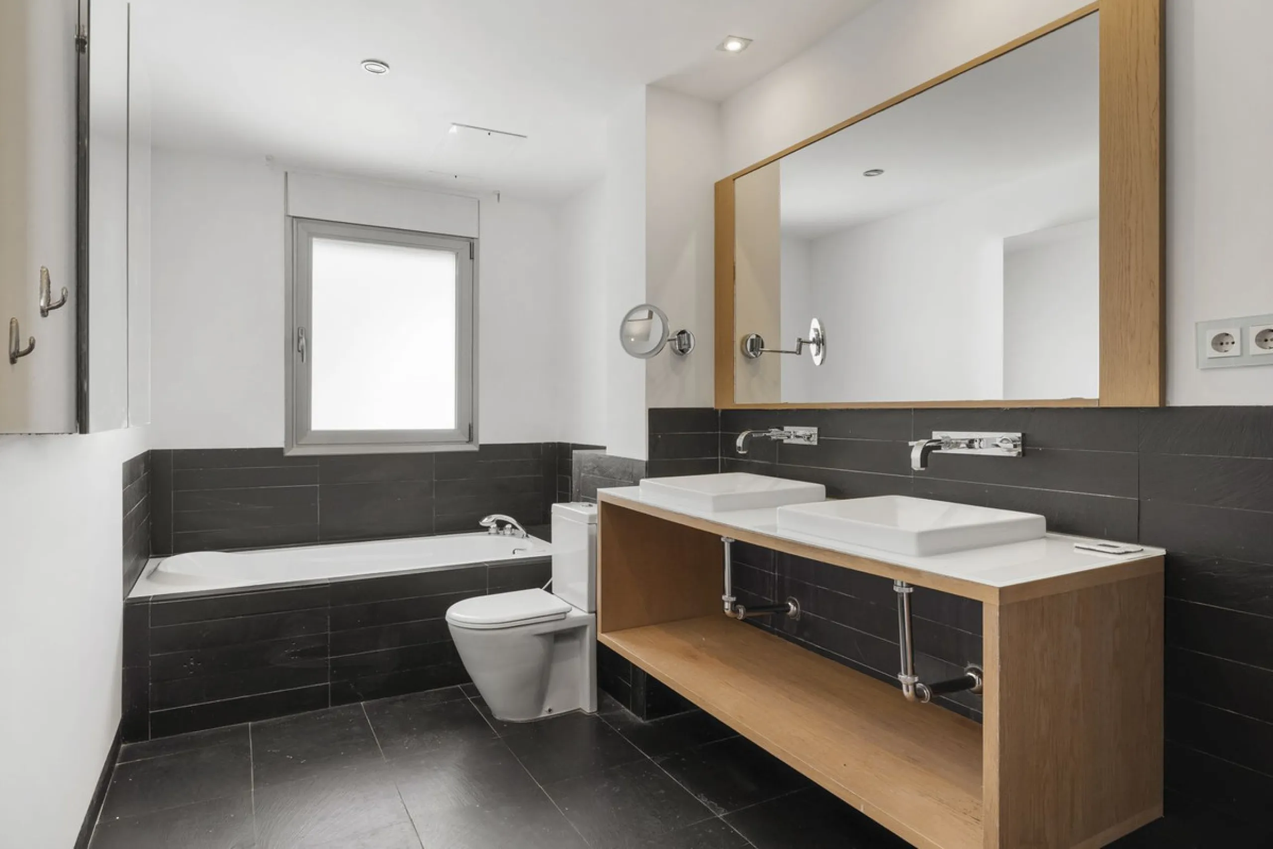 **Spectacular and exceptionally spacious 3-bedroom apartment in one of the most sought-after developments in the Benahavis area.**