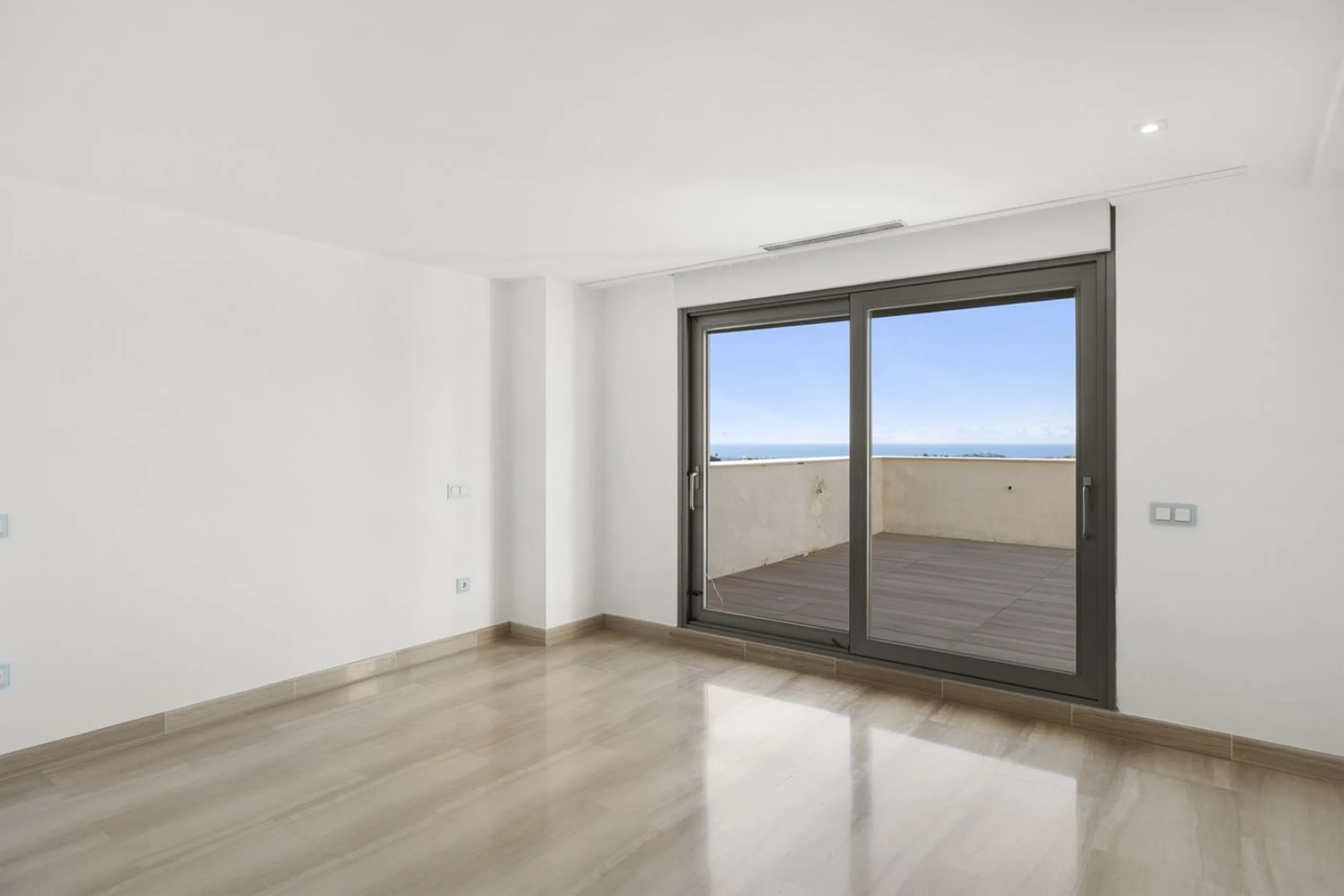 **Spectacular and exceptionally spacious 3-bedroom apartment in one of the most sought-after developments in the Benahavis area.**