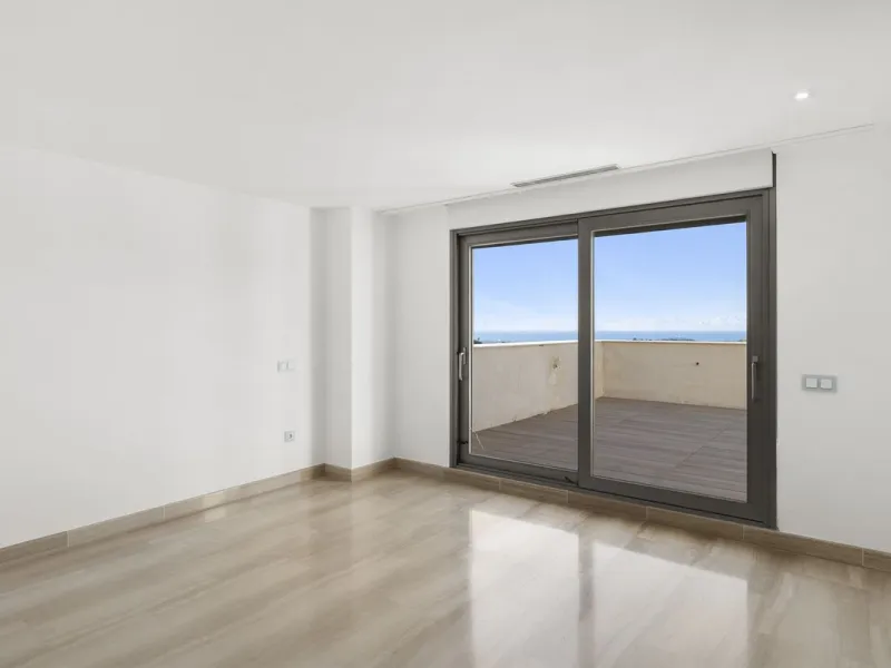 **Spectacular and exceptionally spacious 3-bedroom apartment in one of the most sought-after developments in the Benahavis area.**