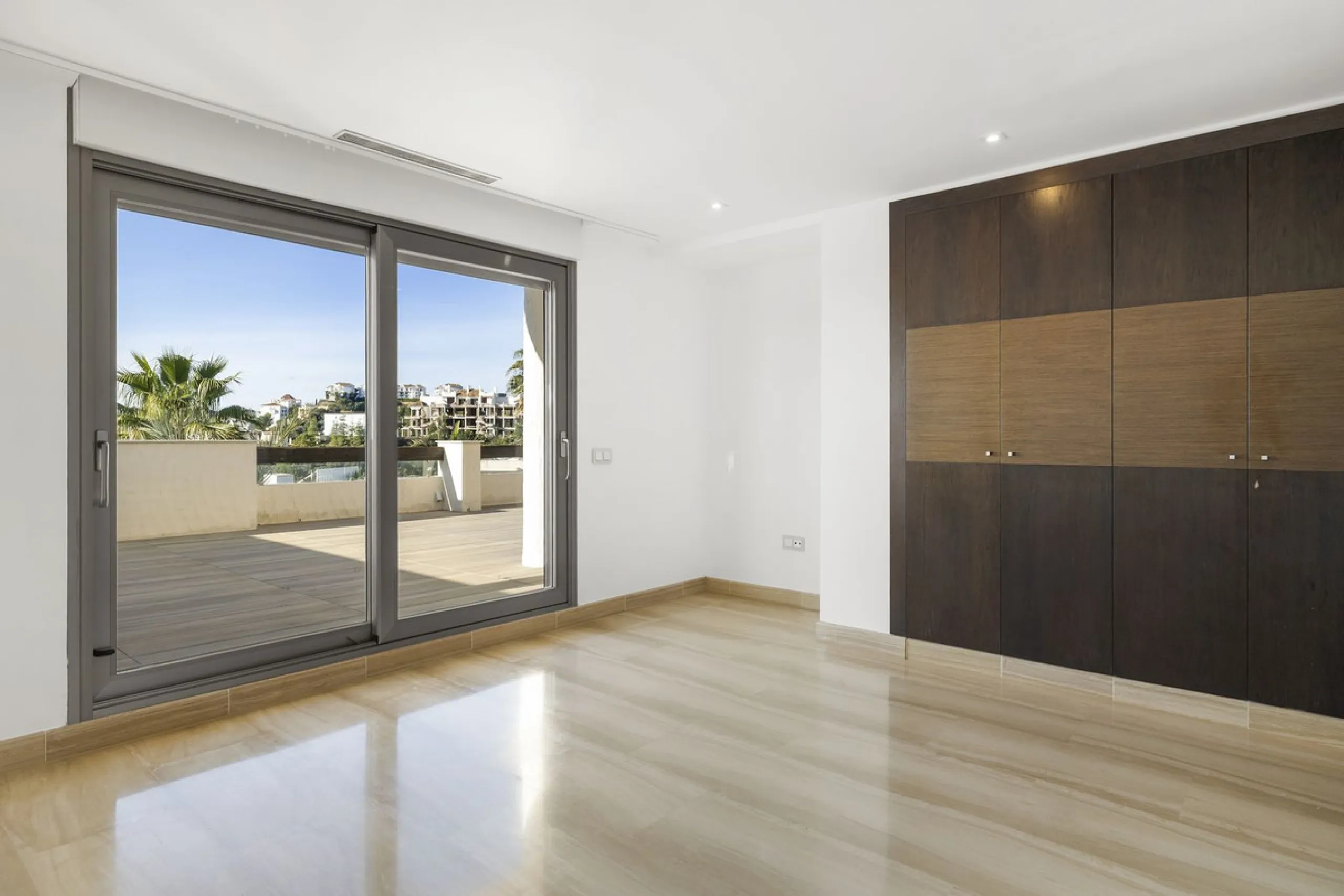 **Spectacular and exceptionally spacious 3-bedroom apartment in one of the most sought-after developments in the Benahavis area.**