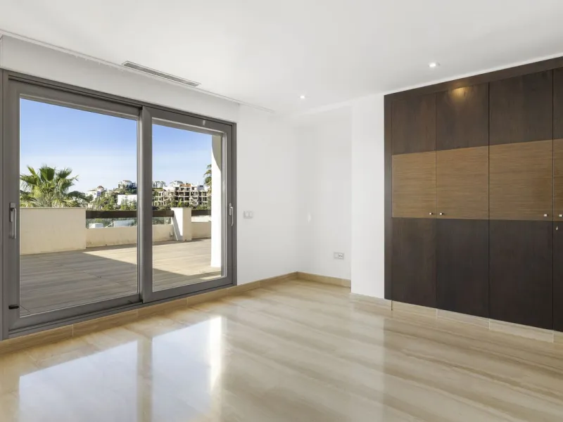 **Spectacular and exceptionally spacious 3-bedroom apartment in one of the most sought-after developments in the Benahavis area.**