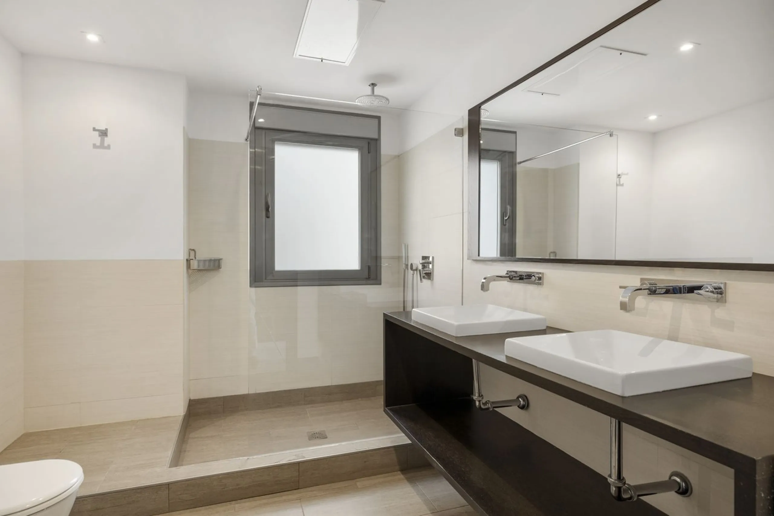 **Spectacular and exceptionally spacious 3-bedroom apartment in one of the most sought-after developments in the Benahavis area.**