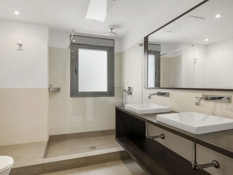 **Spectacular and exceptionally spacious 3-bedroom apartment in one of the most sought-after developments in the Benahavis area.**