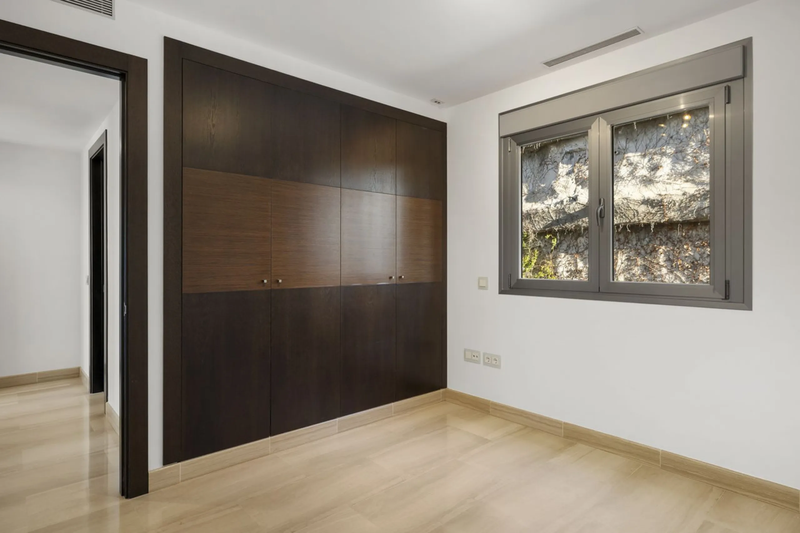 **Spectacular and exceptionally spacious 3-bedroom apartment in one of the most sought-after developments in the Benahavis area.**