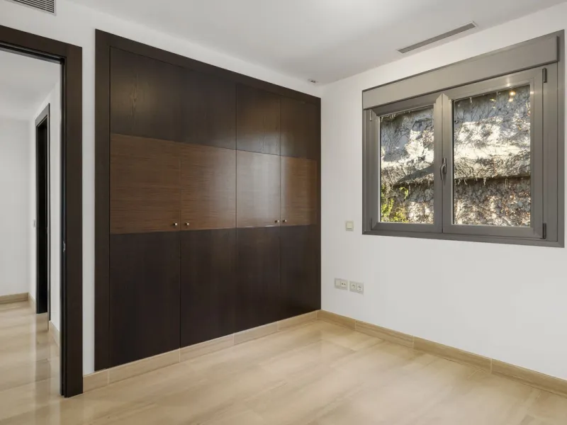 **Spectacular and exceptionally spacious 3-bedroom apartment in one of the most sought-after developments in the Benahavis area.**