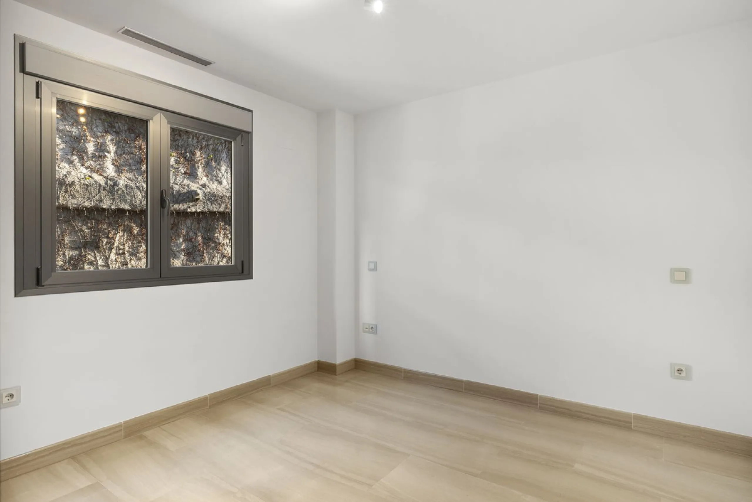 **Spectacular and exceptionally spacious 3-bedroom apartment in one of the most sought-after developments in the Benahavis area.**