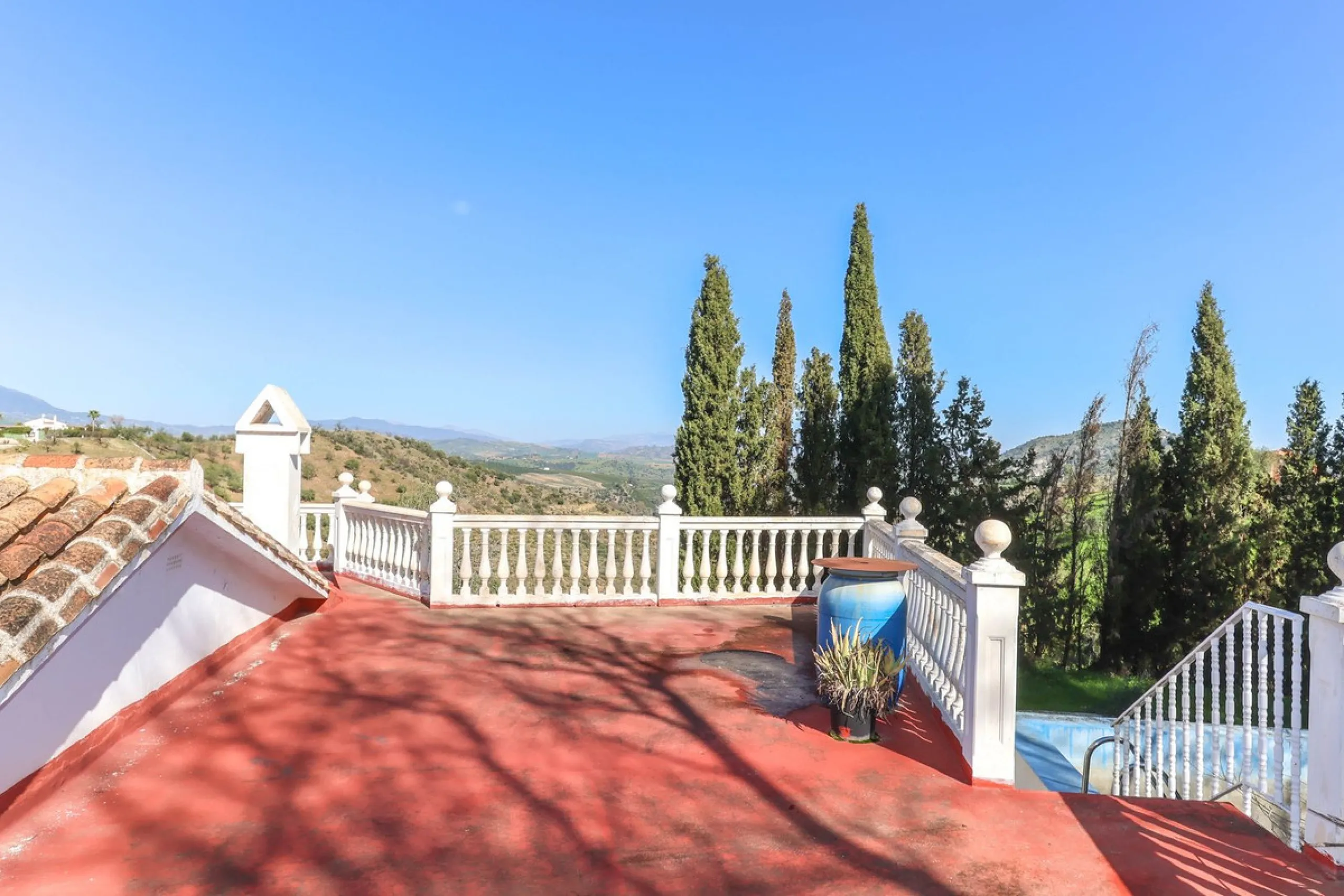 House - Finca - Cortijo в продаже в Guaro, Málaga. В доме 2 спален и 1 ванных комнат. Площадь дома 72 м². Площадь участка 36000 м²