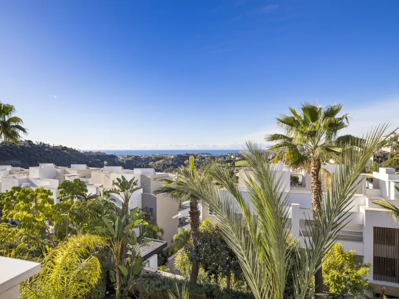 **Spectacular and exceptionally spacious 3-bedroom apartment in one of the most sought-after developments in the Benahavis area.**