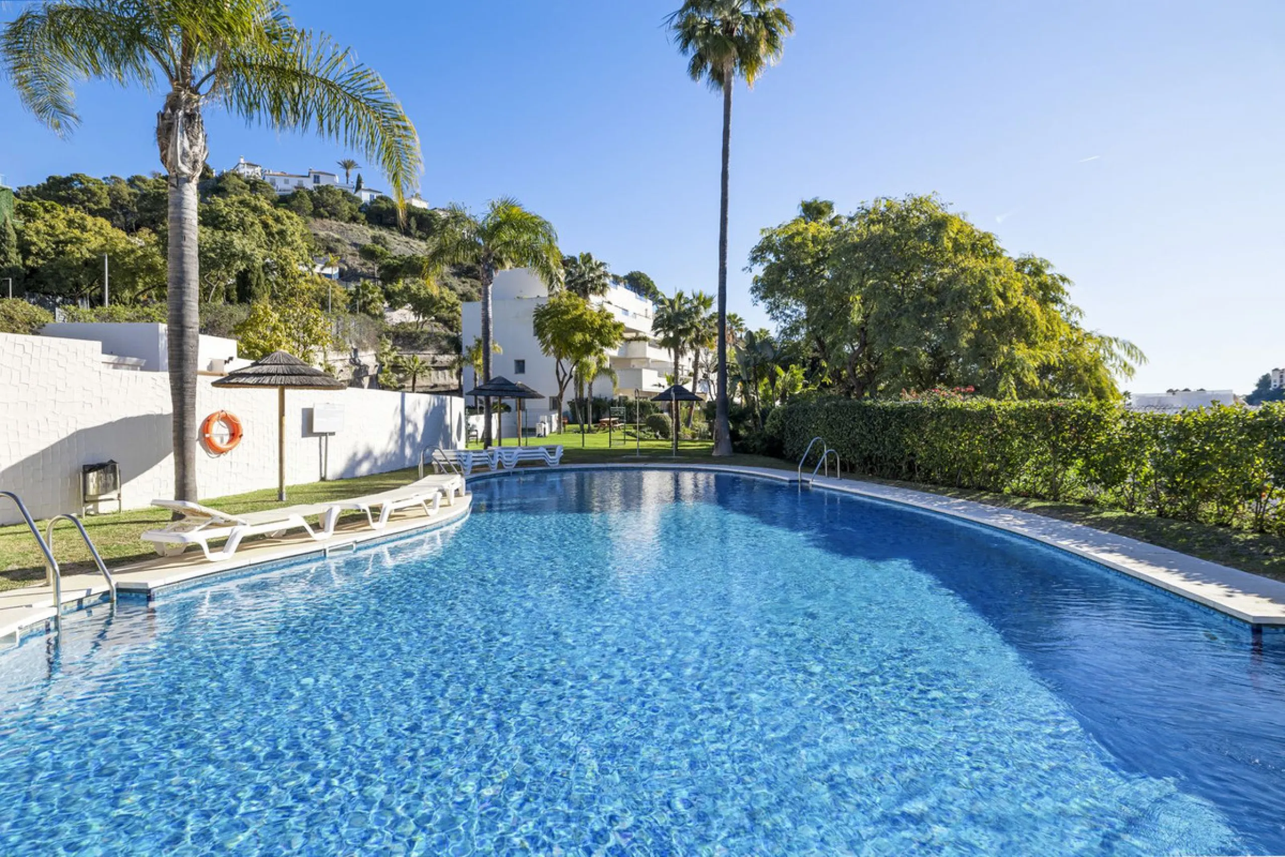 **Spectacular and exceptionally spacious 3-bedroom apartment in one of the most sought-after developments in the Benahavis area.**