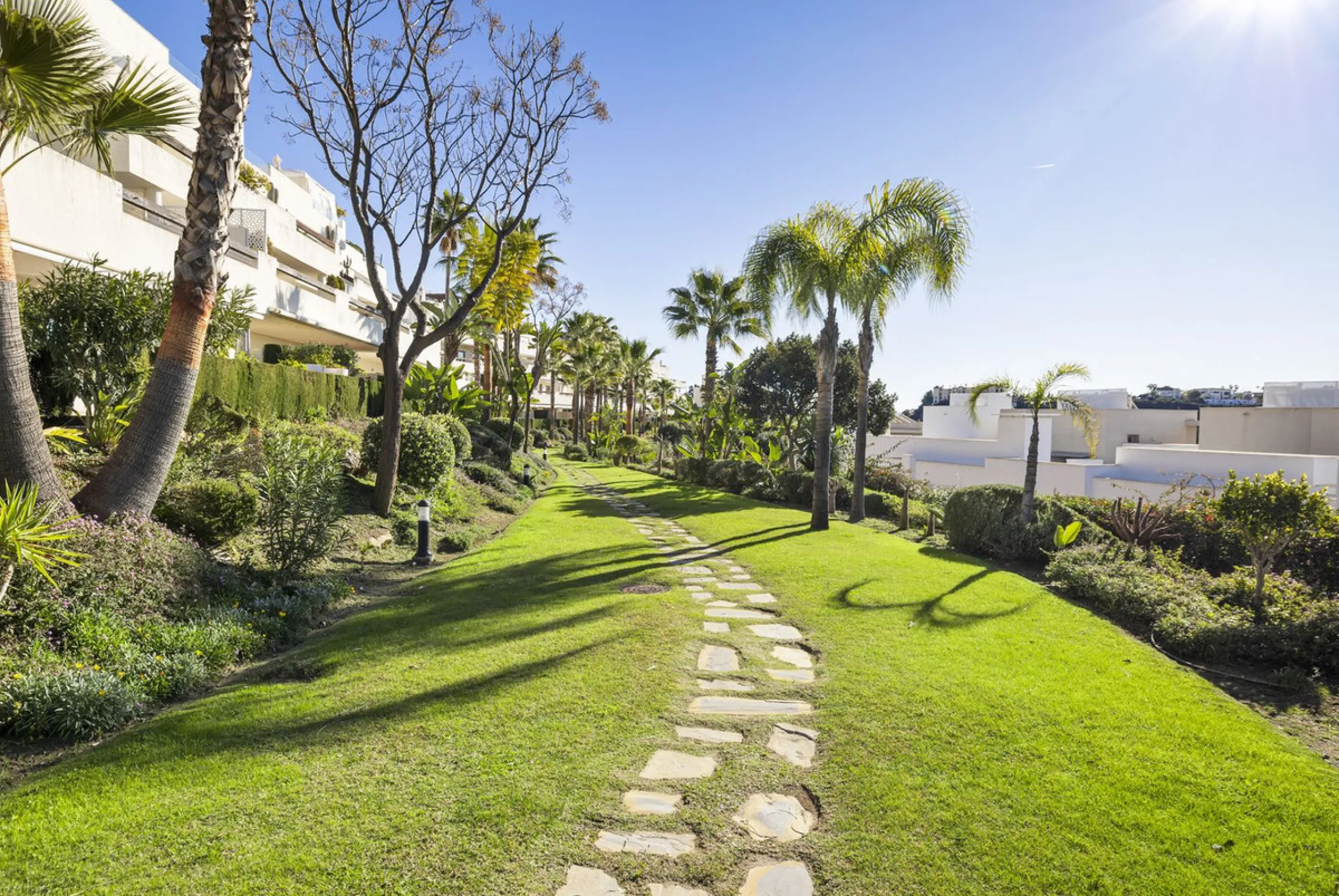 **Spectacular and exceptionally spacious 3-bedroom apartment in one of the most sought-after developments in the Benahavis area.**