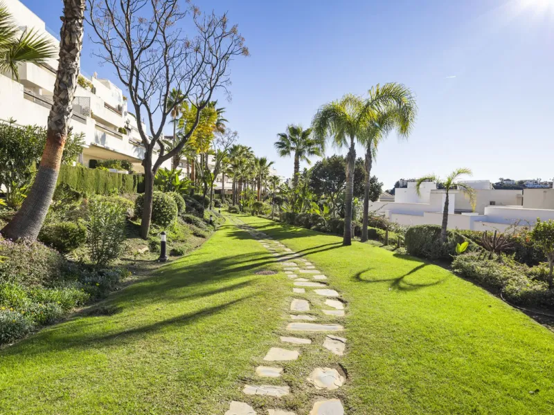 **Spectacular and exceptionally spacious 3-bedroom apartment in one of the most sought-after developments in the Benahavis area.**