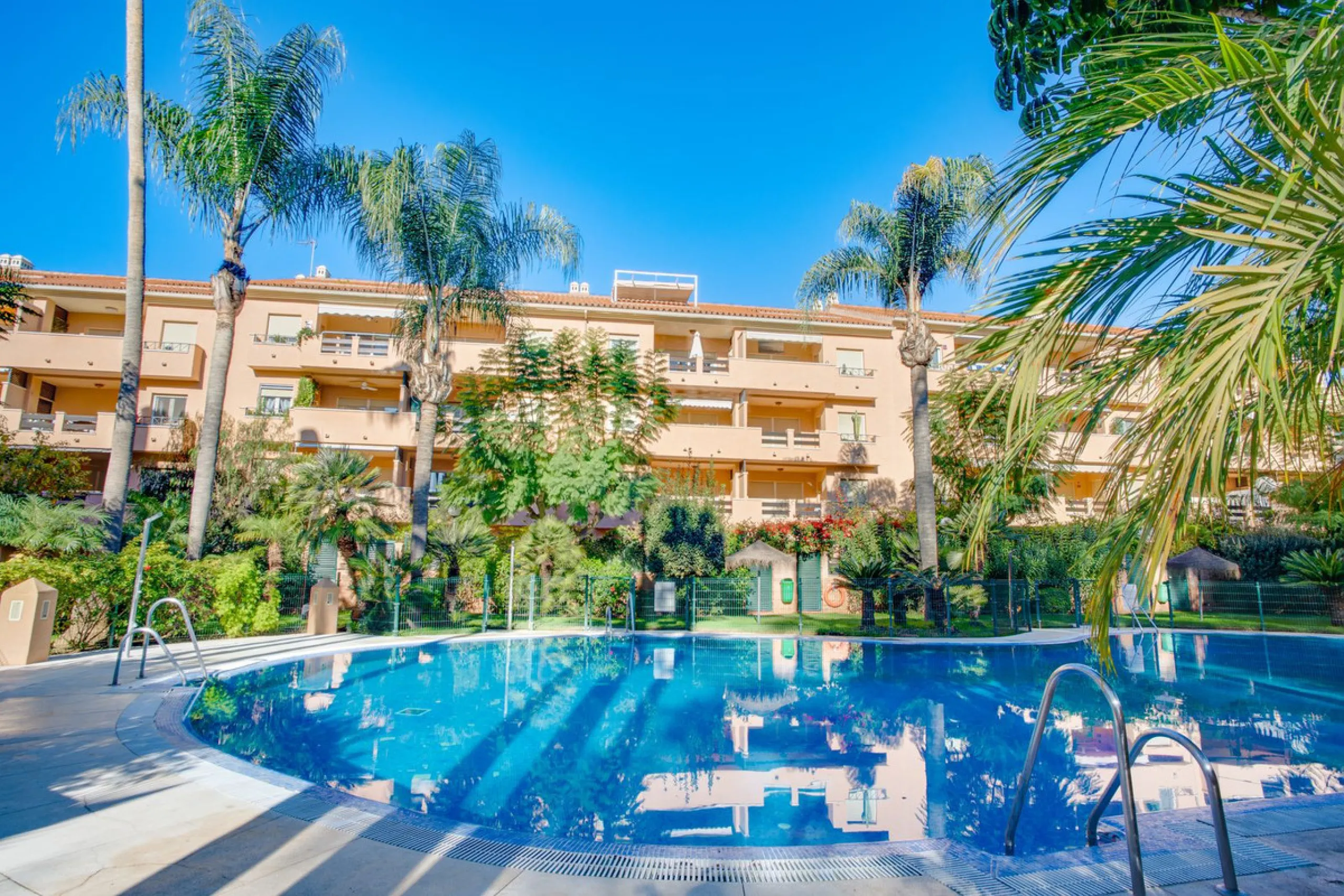 A bright and spacious 3-bedroom, 2-bathroom apartment located beachside in the highly sought-after area of Carib Playa, Marbesa, Marbella. TOURIST LICENCE IN PLACE.