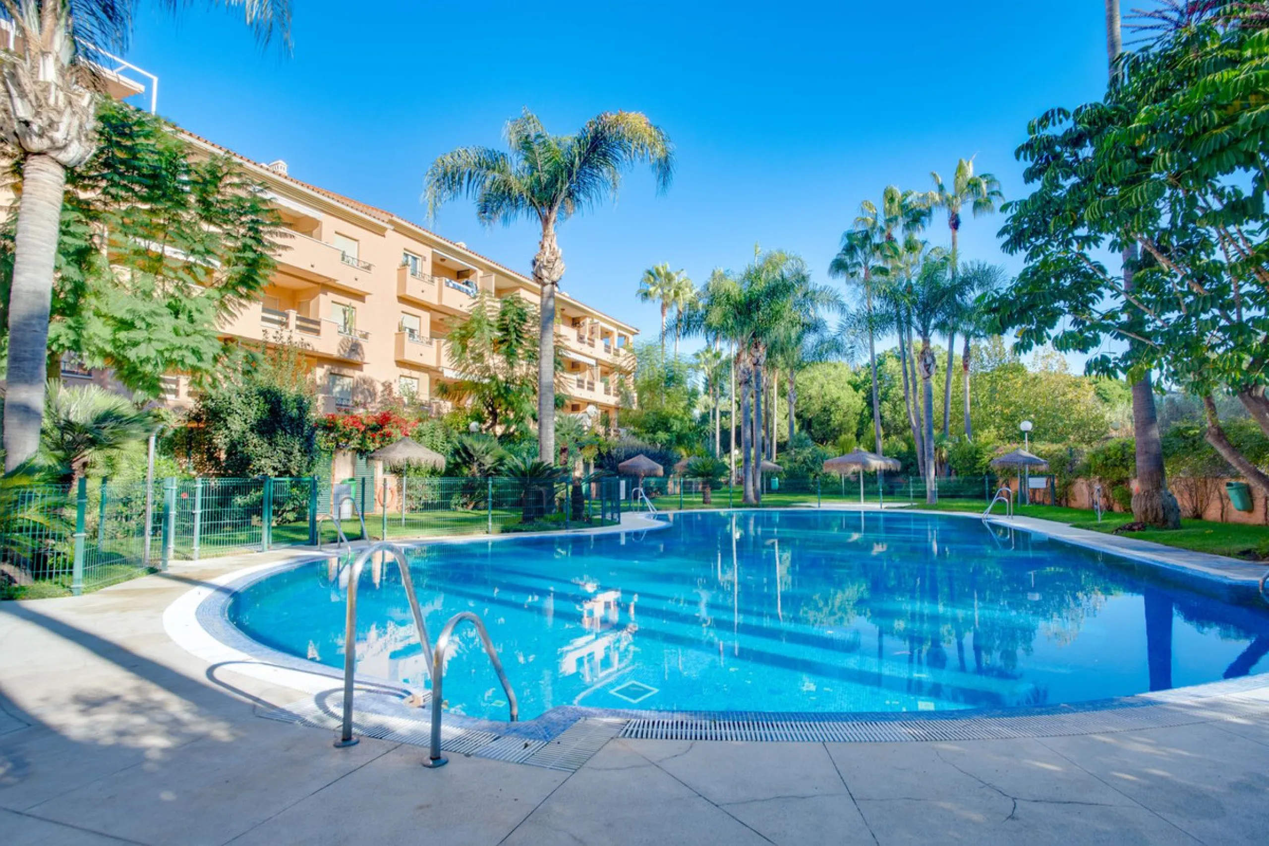 A bright and spacious 3-bedroom, 2-bathroom apartment located beachside in the highly sought-after area of Carib Playa, Marbesa, Marbella. TOURIST LICENCE IN PLACE.