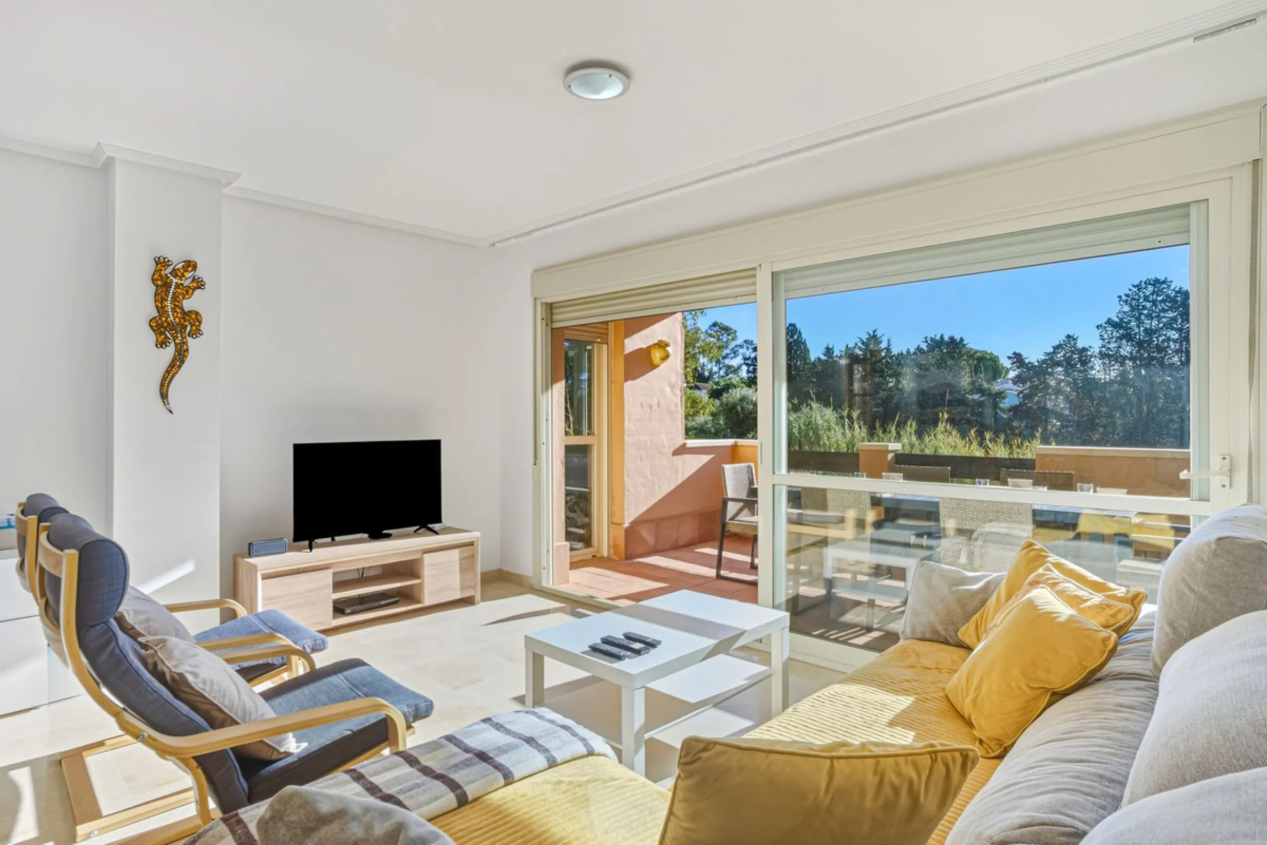 A bright and spacious 3-bedroom, 2-bathroom apartment located beachside in the highly sought-after area of Carib Playa, Marbesa, Marbella. TOURIST LICENCE IN PLACE.