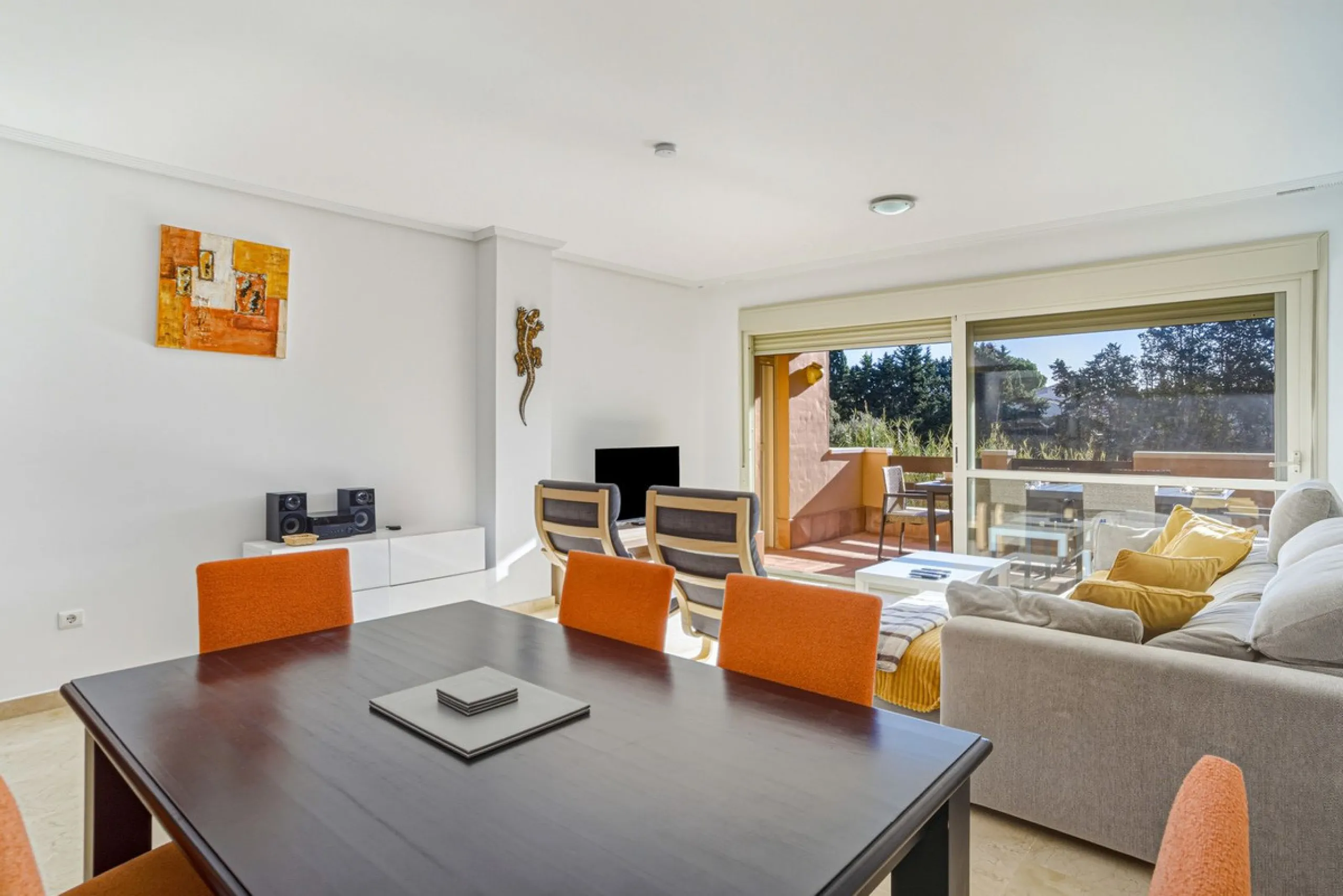 A bright and spacious 3-bedroom, 2-bathroom apartment located beachside in the highly sought-after area of Carib Playa, Marbesa, Marbella. TOURIST LICENCE IN PLACE.