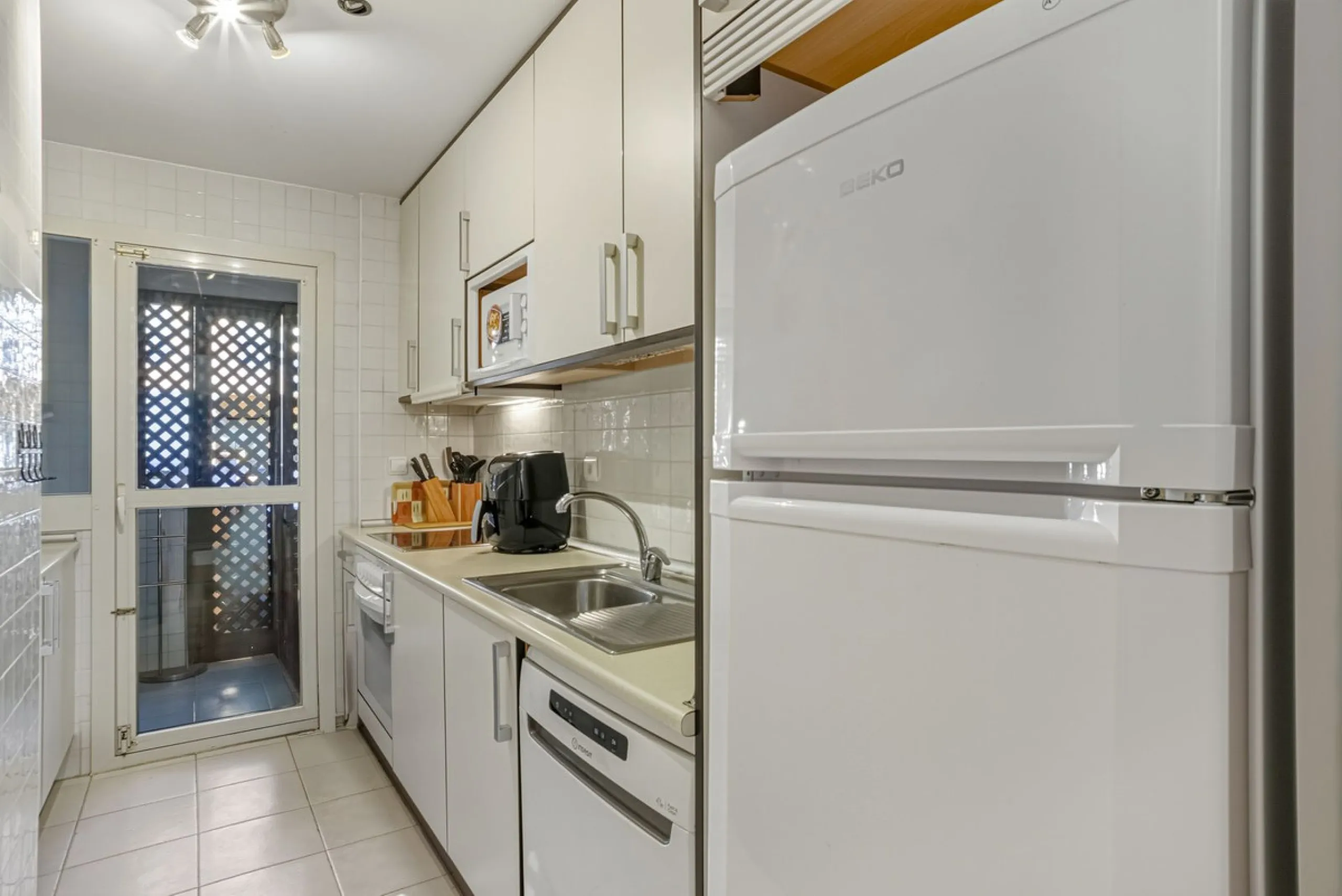 A bright and spacious 3-bedroom, 2-bathroom apartment located beachside in the highly sought-after area of Carib Playa, Marbesa, Marbella. TOURIST LICENCE IN PLACE.
